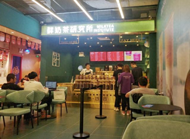 大学生兼职当托为奶茶店造人气：闲得慌还可以免费吃