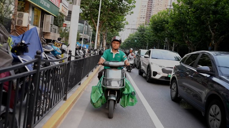 一开始就做好了吃苦的打算这些大学生暑假来上海做兼职骑手