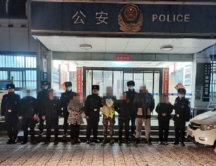 兼职发猎艳小卡片警方已抓获18人：当心局中局骗中骗！