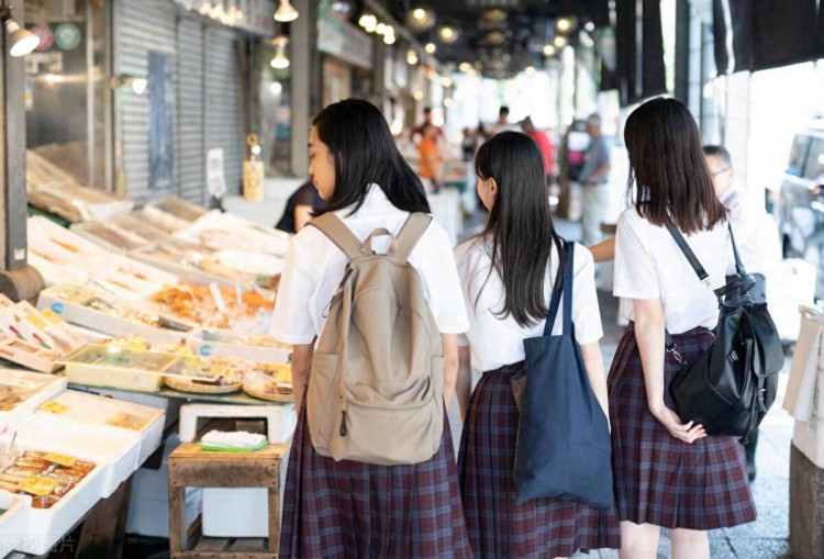 采访钦州街头学生一个月生活费多少