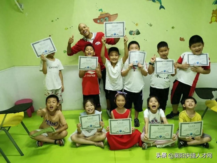 阿斯顿英语培训学校丨​有五险一金，法定节假日，子女优惠等福利