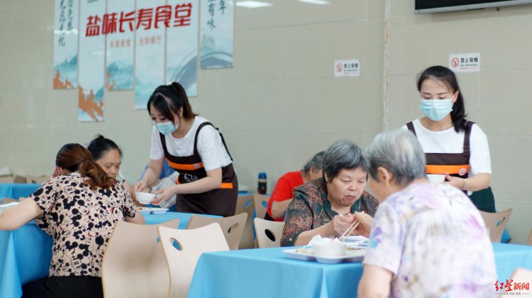 自贡发布四川首个老年助餐地方标准：长者食堂选址应交通方便老人步行15分钟可及