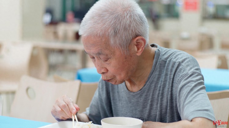 自贡发布四川首个老年助餐地方标准：长者食堂选址应交通方便老人步行15分钟可及