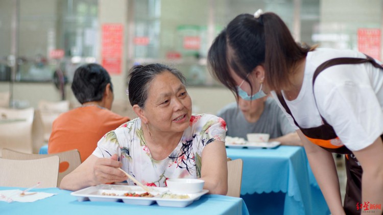 自贡发布四川首个老年助餐地方标准：长者食堂选址应交通方便老人步行15分钟可及