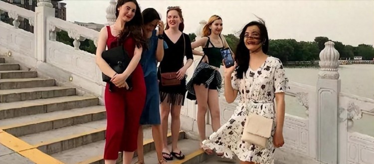 外国女留学生在中国卖淫！500元一次车上交易，多人兼职参与其中