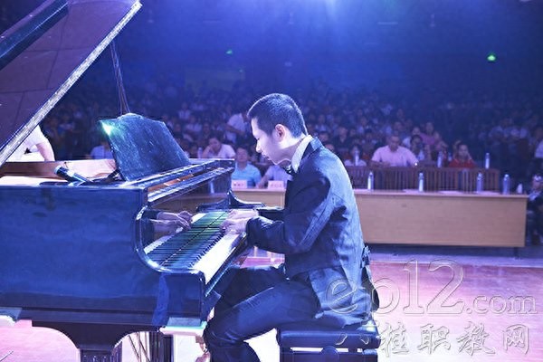 河池市职教中心学校盲人学生蓝宝石举行个人钢琴独奏音乐会