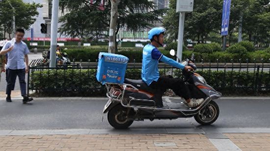 兼职人员增多 外卖骑手竞争激烈