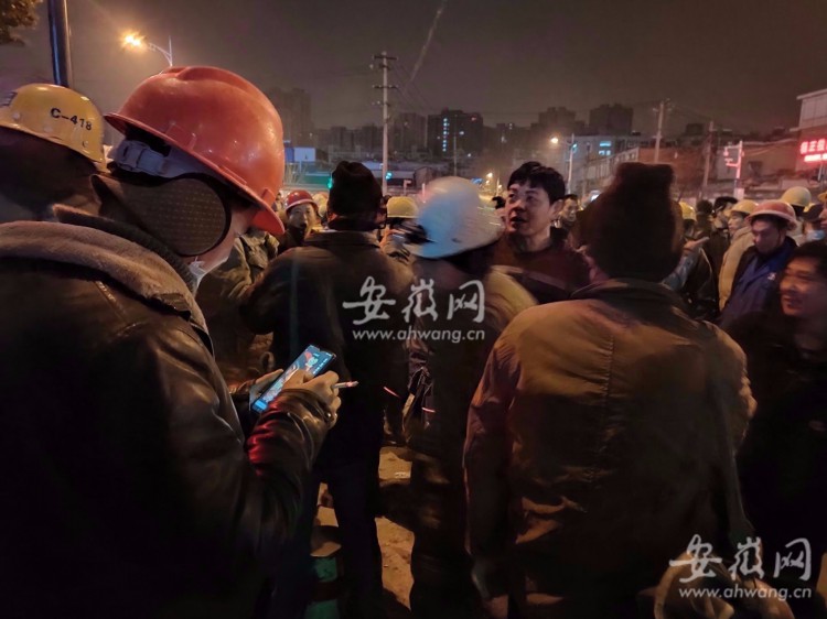记者探访合肥站塘马路劳务市场：凌晨4点多就有几百人来找活干