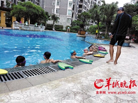 暑假兼职教小朋友游泳体校大学生收入可过万
