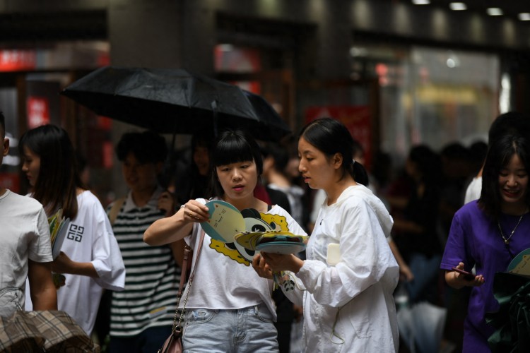 街头扫码背后微信黑产链：他们在群内领码街头拉人然后投入下游黑产