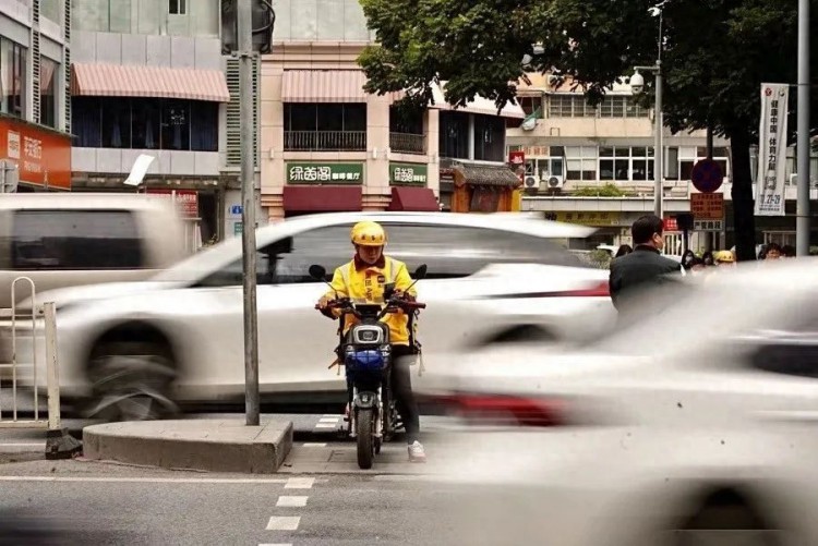 我在西安兼职外卖小哥发现最近女骑手多了起来