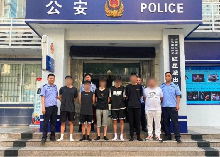 四川泸州警方抓获70余名涉小黄卡人员嫌疑人在网上接活购买打印机打印张贴