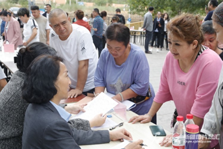 乌市举办专场招聘会 把定制岗位送到家门口