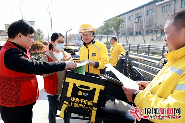 临沂外卖小哥兼职送文明传递低碳祭祀新理念