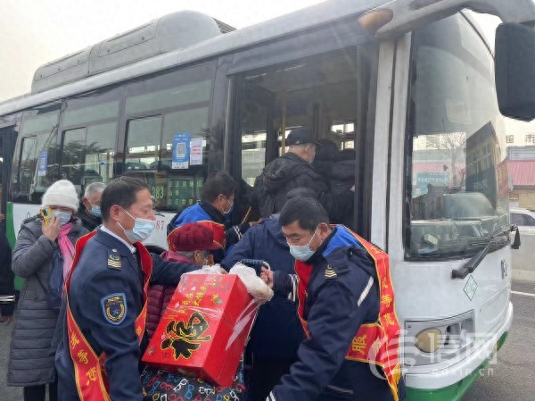 市民坐着公交赶年集 青岛驾驶员”兼职“志愿者帮抬重物