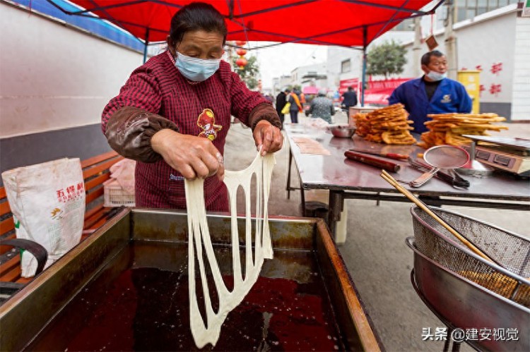 谁要麻糖炸麻糖嘞瓦店乡邢师傅赶一天集能挣到千把块钱