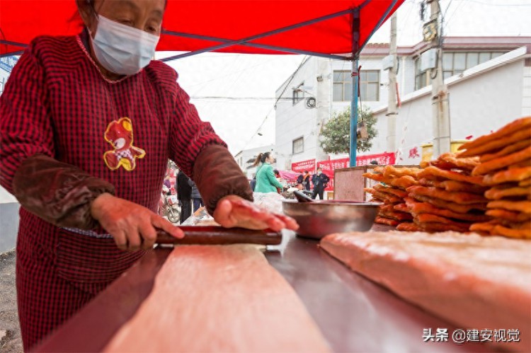 谁要麻糖炸麻糖嘞瓦店乡邢师傅赶一天集能挣到千把块钱