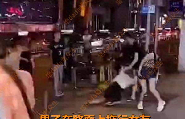 女子夜店兼职补贴家用，下班路上被男友当街暴打，哀嚎声让人心疼