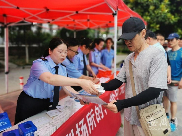 淮南：执法人员进社区提醒群众重点防范五类传销活动