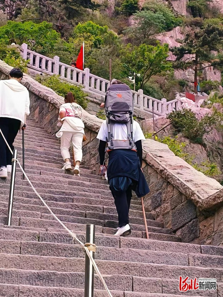 河北小伙兼职背娃爬泰山火出圈！目前是山东某大学体育生陪爬业务不断