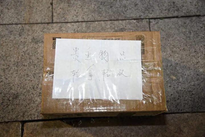 “这50块钱你拿去喝咖啡” 网约车司机遇到“大方”乘客，果断选择报警！