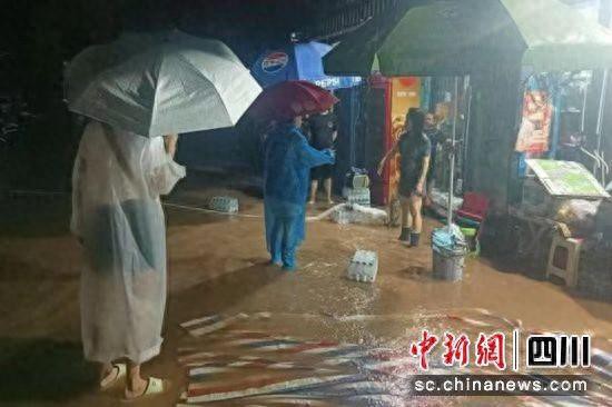 雅安雨城：强降雨中网格员的担当与坚守受赞誉