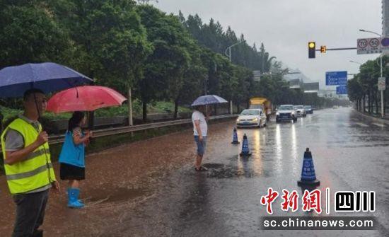 雅安雨城：强降雨中网格员的担当与坚守受赞誉